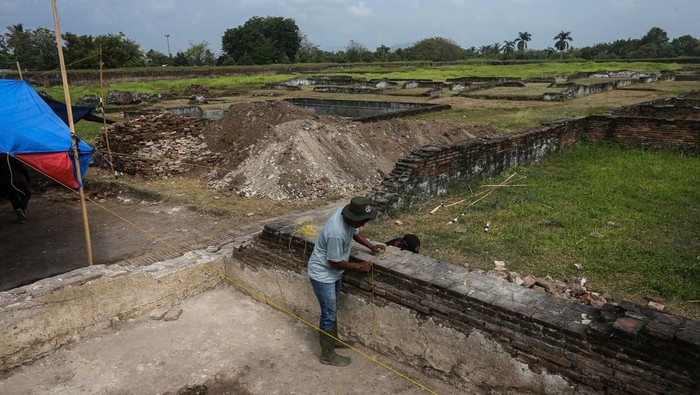 Tenaga teknis melakukan ekskavasi di area Keraton Surosowan, Kasemen, Kota Serang, Banten, Selasa (17/6/2025). Balai Pelestarian Kebudayaan (BPK) Wilayah VIII Kementerian Kebudayaan menggali kembali bangunan peninggalan Kerajaan Banten itu sebagai bagian dari ekskavasi penyelamatan untuk pemugaran struktur keraton dan mendapatkan sejumlah temuan di antaranya gerabah, pecahan keramik, batu bata, lantai terakota, struktur dinding, serta struktur saluran air. ANTARA FOTO/Angga Budhiyanto/bar
