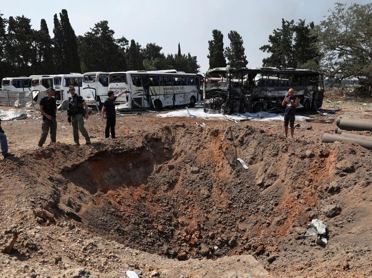 Jejak Serangan Rudal Iran di Herzliya Israel Tengah