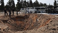 Polisi Israel mengatakan dalam sebuah pernyataan bahwa telah terjadi kerusakan pada properti di Israel tengah tetapi tidak menyebutkan apa yang telah terkena. Foto: REUTERS/Ronen Zvulun