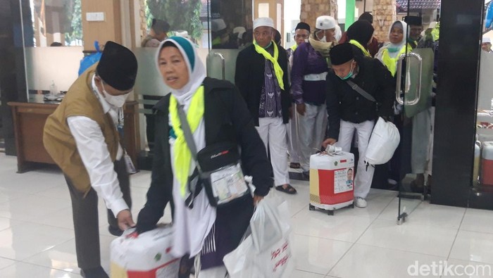Jemaah haji Kloter 16 Embarkasi Solo masuk ke gedung Muzdalifah Asrama Haji Donohudan, Ngemplak, Boyolali, Selasa (17/6/2025).