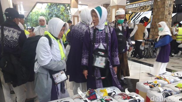 Jemaah haji Kloter 16 Embarkasi Solo masuk ke gedung Muzdalifah Asrama Haji Donohudan, Ngemplak, Boyolali, Selasa (17/6/2025).