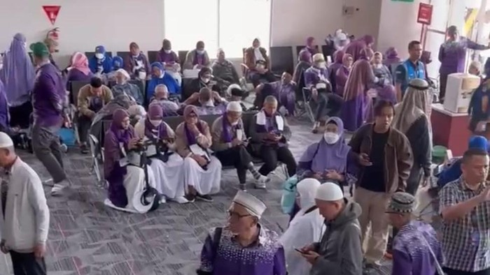 Jemaah haji penumpang pesawat Saudia Airline yang mendarat darurat di Bandara Kualanamu. (Dok Polda Sumut)
