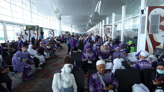 Jemaah haji tujuan Jakarta yang mendarat di Medan dievakuasi di Bandara Kualanamu. (Dok Kodam I/BB)