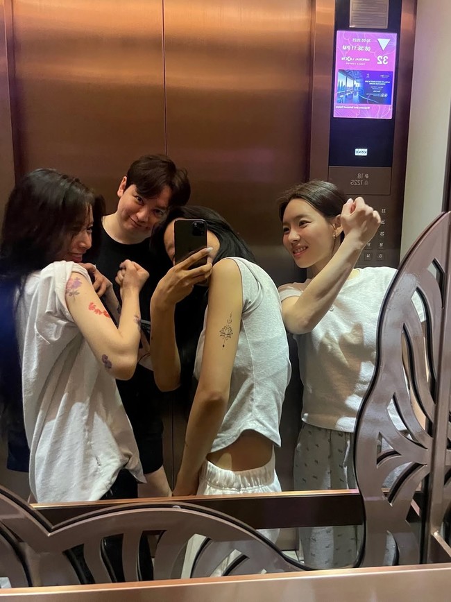 Lewat Instagram, Jiyeon T-ARA membagikan foto bersama teman-temannya saat memamerkan tato-tato kecil yang memenuhi lengan mereka. Namun, tato-tato tersebut kini diduga hanya tempelan stiker. Foto: dok. Instagram @jiyeon2__