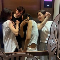 Lewat Instagram, Jiyeon T-ARA membagikan foto bersama teman-temannya saat memamerkan tato-tato kecil yang memenuhi lengan mereka. Namun, tato-tato tersebut kini diduga hanya tempelan stiker. Foto: dok. Instagram @jiyeon2__