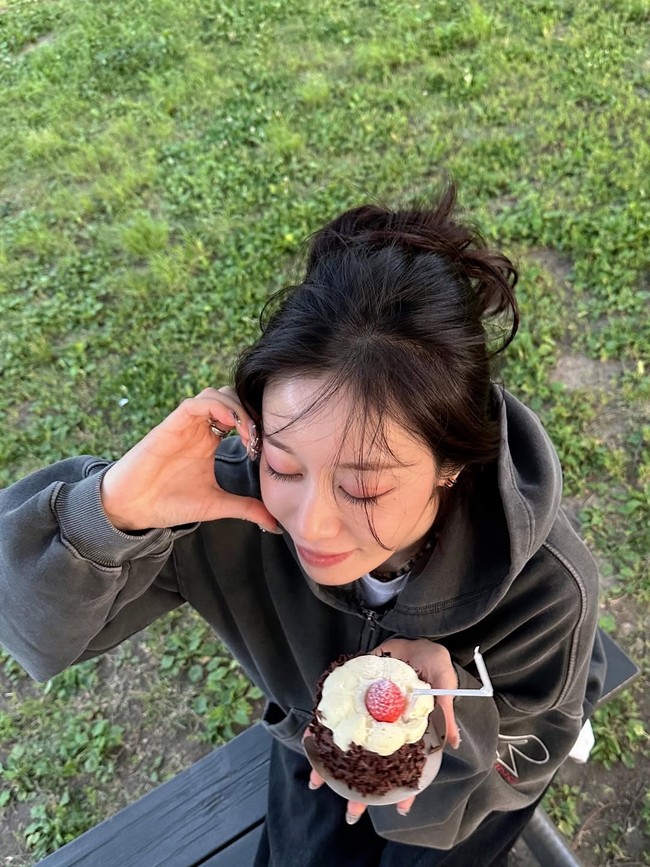 Jiyeon T-ARA sudah menghias tubuhnya dengan sekitar enam tato permanen sebelum menikah. Di antaranya tato bertuliskan My parents are my heart and soul di bahu, “mind control” di bawah ketiak, hingga tato bergambar dua pistol di punggungnya. Ada pula tato bunga yang memenuhi pinggang. Foto: dok. Instagram @jiyeon2__