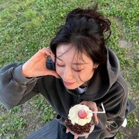 Jiyeon T-ARA sudah menghias tubuhnya dengan sekitar enam tato permanen sebelum menikah. Di antaranya tato bertuliskan My parents are my heart and soul di bahu, “mind control” di bawah ketiak, hingga tato bergambar dua pistol di punggungnya. Ada pula tato bunga yang memenuhi pinggang. Foto: dok. Instagram @jiyeon2__