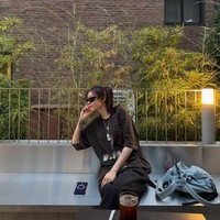 Di hari bahagianya, Jiyeon T-ARA dalam balutan busana serba hitam. Tampil kasual memakai oversized shirt, baggy jeans, dan kacamata hitam. Tak ketinggalan slayer bertuliskan ‘Birthday Queen’. Foto: dok. Instagram @jiyeon2__