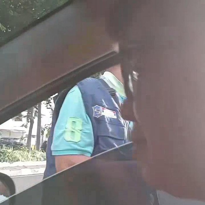 Tampang pria di Surabaya yang merekam dan memviralkan jukir gratis menarik uang di lahan parkir kafe