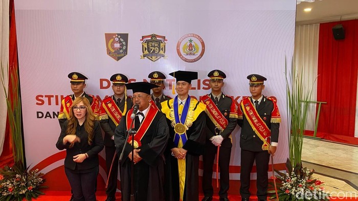 Kalemdiklat Polri Komjen Chryshnanda Dwilaksana (tengah) menyampaikan pesan Kapolri Jenderal Listyo Sigit saat acara wisuda STIK Lemdiklat Polri. (Ondang/detikcom)