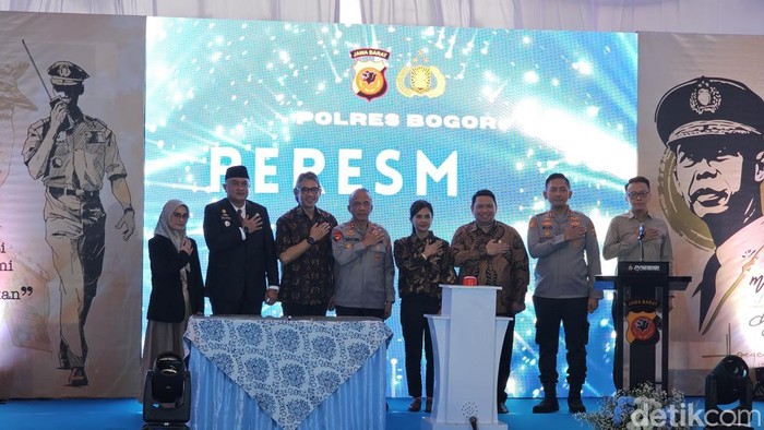 Kapolda Jawa Barat Irjen Rudi Setiawan meresmikan Pos Gadog Hoegeng di Simpang Gadog, Bogor yang merupakan pos strategis pemantauan arus lalu lintas di Puncak. (Rizky AM/detikcom)