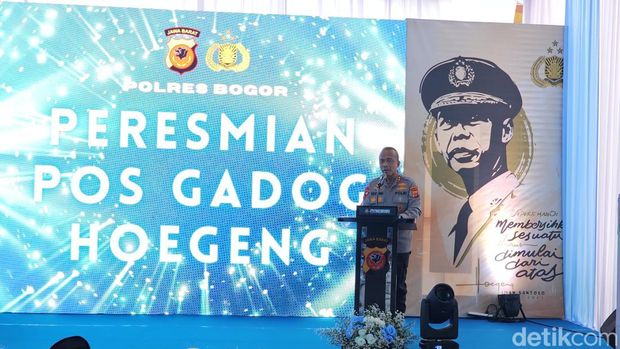 Kapolda Jawa Barat Irjen Rudi Setiawan meresmikan Pos Gadog Hoegeng di Simpang Gadog, Bogor yang merupakan pos strategis pemantauan arus lalu lintas di Puncak. (Rizky AM/detikcom)