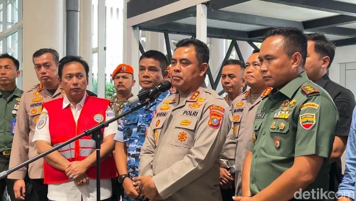 Kapolda Sumut Irjen Whisnu saat memberikan keterangan di Bandara Kualanamu. Foto: Finta Rahyuni/detikSumut