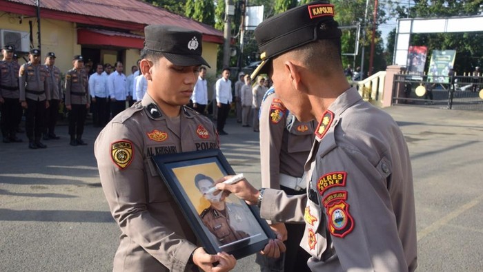 Kapolres Bone AKBP Sugeng Setio Budhi memimpin upacara PTDH Aipda RS.
