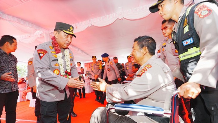Kapolri meninjau kegiatan bakti kesehatan di Jembrana Bali. (Dok. Polri)
