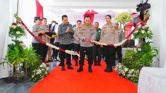 Kapolri meresmikan SPPG Polres Jembrana. (Dok. Polri)
