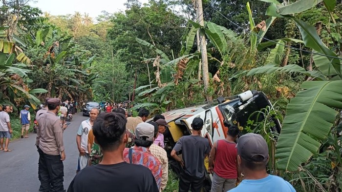 Lokasi bus membawa rombongan kondangan dari Pandeglang, Banten, saat terperosok masuk parit di Jalan Raya Desa Bandung, Pecalungan, Batang, Selasa (17/6/2025).