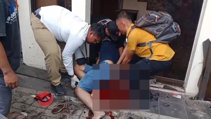 Evakuasi korban tewas kecelakaan di Jalan dr Wahidin Sudirohusodo, Kelurahan Purutrejo, Purworejo, Kota Pasuruan