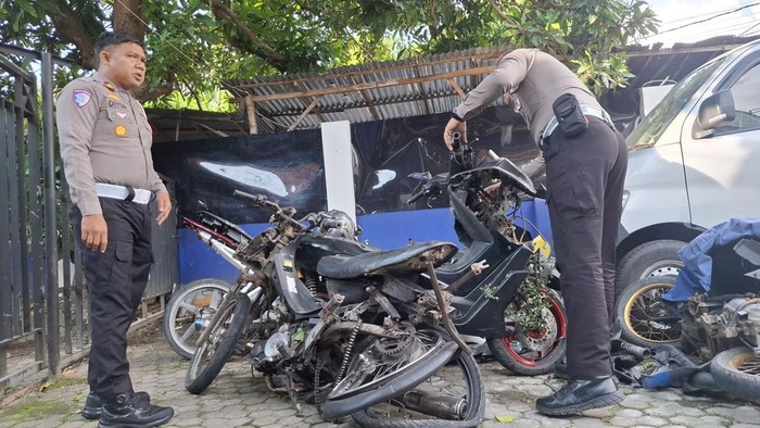 Kondisi dua motor korban kecelakaan tabrak lari di Bangkalan