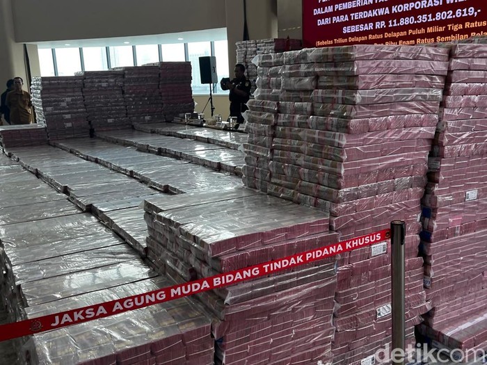 Kejaksaan Agung (Kejagung) menyita uang sebesar Rp 11,8 triliun terkait dugaan dugaan korupsi korporasi ekspor crude palm oil (CPO) atau bahan baku minyak goreng. (Rumondang/detikcom)