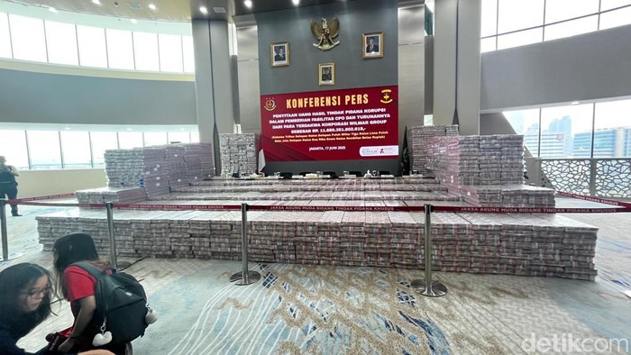 Kejaksaan Agung (Kejagung) menyita uang sebesar Rp 11,8 triliun terkait dugaan dugaan korupsi korporasi ekspor crude palm oil (CPO) atau bahan baku minyak goreng. (Rumondang/detikcom)