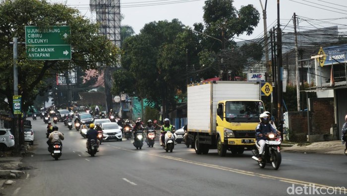 Kemacetan di pagi hari Jalan AH Nasution, Kota Bandung
