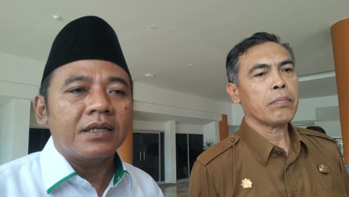 Kepala Dinas Kominfotik NTB, Yurson Hadi (kanan), bersama Kepala Bidang Pendidikan Agama dan Pendidikan Keagamaan Islam Kanwil Kemenag NTB, Muhammad Ali Fikri, di kantor Gubernur NTB, Senin (16/6/2025). (Ahmad Viqi/detikBali)