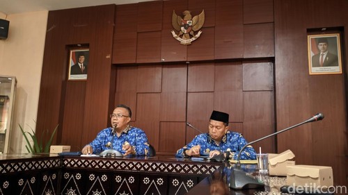 Kepala Dinas PUPR NTB Sadimin bersama Sekretaris PUPR NTB Ilham Ardiansyah ditemui di kantornya, Selasa (17/6/2025). (Ahmad Viqi/detikBali).