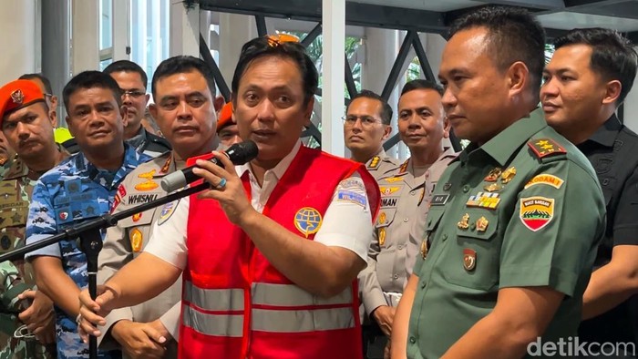 Kepala Kantor Otoritas Bandara Wilayah II Medan Asri Santosa saat konferensi pers. (Foto: Finta Rahyuni/detikSumut)