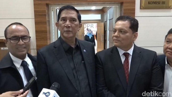 Ketua Harian Peradi Dwiyanto Prihartono (tengah), Wakil Ketua Peradi Sapriyanto Refa (kanan) di kompleks parlemen Senayan, Jakarta Pusat, Selasa (16/6). (Anggi Muliawati/detikcom).