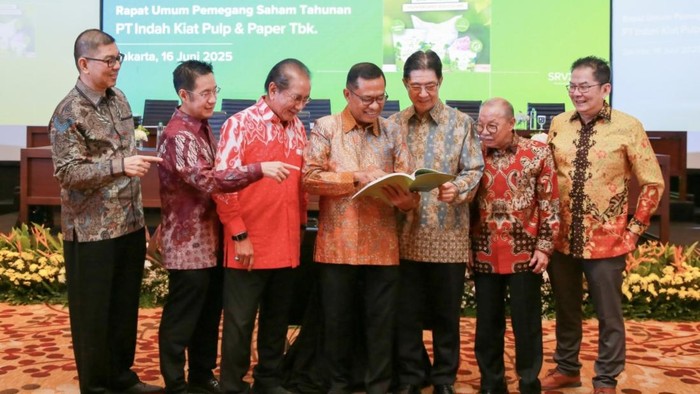 (Kiri-Kanan) Komisaris Kosim Sutiono, Direktur Kurniawan Yuwono, Direktur Yan Partawidjaja, Presiden Komisaris Saleh Husin, Presiden Direktur Hendra Jaya Kosasih, Direktur Didi Harsa, dan Komisaris Andrie Yapsir berbincang usai RUPS Tahunan PT Indah Kiat Pulp & Paper Tbk di Jakarta. (foto: istimewa)