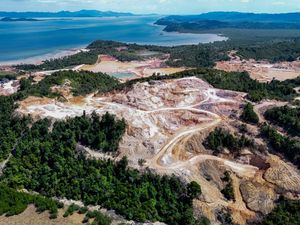 Begini Parahnya Kerusakan Pulau Citlim Akibat Tambang