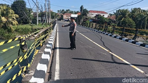 Kondisi pembatas Jembatan Yehembang Jalan Denpasar-Gilimanuk, Kecamatan Mendoyo, Jembrana, Bali yang rusak dan belum diperbaiki, Minggu (15/6/2025).