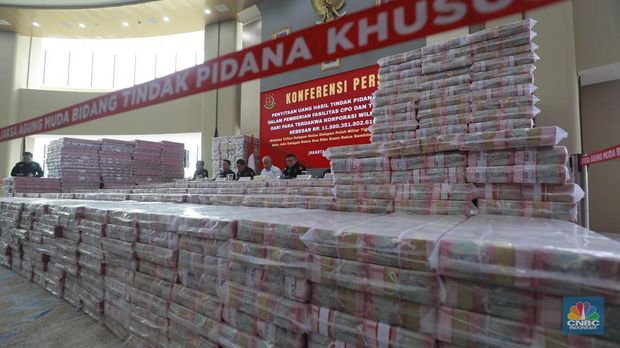 Konferensi pers penyitaan Uang hasil tindak pidana korupsi dalam pemberian fasilitas CPO dan turunanya dari para terdakwa korporasi Wilmar Group sebesar Rp 11.880.351.802.619 di Kejagung, Jakarta, Selasa (17/6/2025). (CNBC Indonesia/Muhammad Sabki)