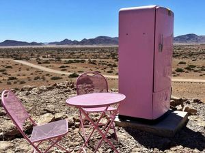 Kulkas Pink Barbie Bagai Oase di Tengah Gurun Afrika, Apa Isinya?