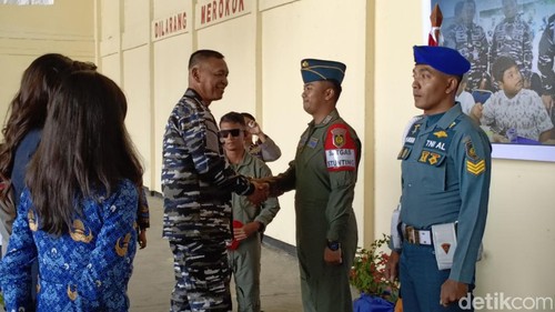 Lanudal Kupang membentuk Satuan Tugas (Satgas) Stunting bertepatan dengan peringatan Hari Ulang Tahun (HUT) ke-69 Penerbangan TNI Angkatan Laut, Selasa (17/6/2025). (Simon Selly)