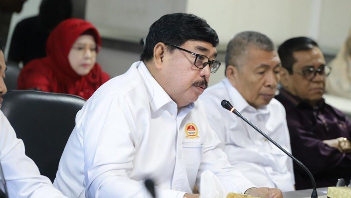 Mantan Sekda Sulsel Abdul Hayat Gani dalam RDP bersama Komisi A DPRD Sulsel.