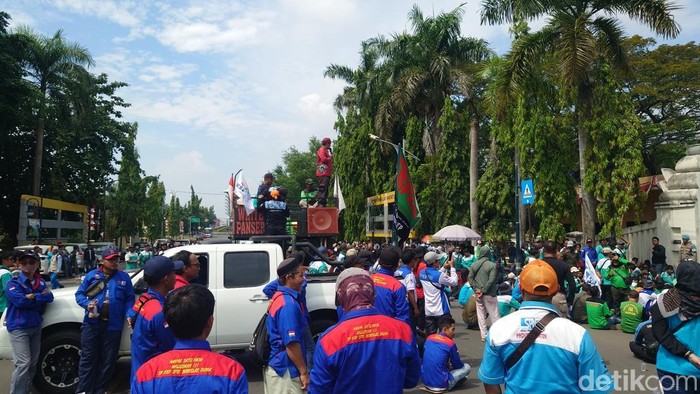 Massa buruh melakukan aksi demonstrasi di depan gedung DPRD Cilegon buntut Anggota DPRD Cilegon Fraksi Partai Gelora, Hikmatullah menabrak pendemo (M Iqbal/detikcom)