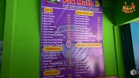 Salah satu tempat makan soto dikunjungi oleh Melki. Namanya Soto Pak Much yang legendaris sejak 1942. Menu utamanya berupa soto ayam dengan berbagai kondimen menarik. Foto: YouTube Rumah Canda Melki