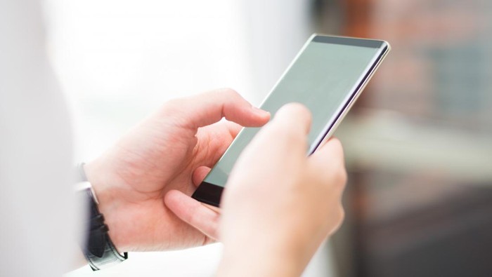 Menggunakan Handphone atau HP