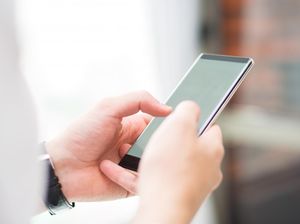 Biasa Jut Jet, Warga Pangandaran Taruh HP di Lemari Biar Dapat Sinyal