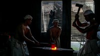 Namun lebih dari itu, pembuatan keris pusaka melibatkan lelaku, rangkaian ritual batin seperti puasa, semedi, hingga doa-doa khusus yang dipercaya menyatu dengan energi keris dan kepribadian pemiliknya. ANTARA FOTO/Mohammad Ayudha