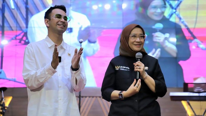 MenPAN-RB Rini Widyantini bersama Utusan Khusus Presiden (UKP) Bidang Pembinaan Generasi Muda dan Pekerja Seni Raffi Ahmad.