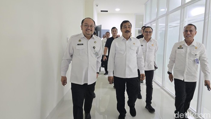 Menteri Imipas Agus Andrianto mengunjungi gedung baru Kantor Imigrasi Kelas I Khusus TPI Semarang di Tambakaji, Ngaliyan, Semarang, Jawa Tengah (Jateng). (Audrey/detikcom)