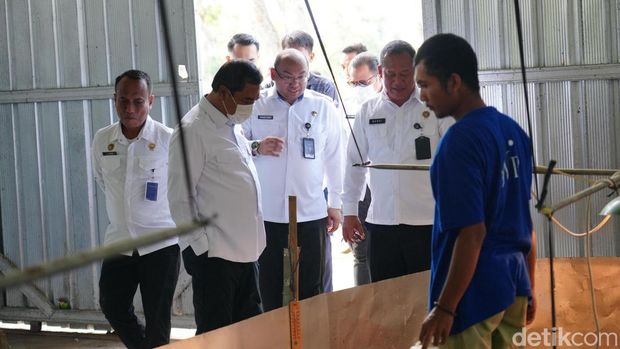 Menteri Imipas Agus Andrianto (tengah memakai masker) meninjau peternakan ayam di Lapas Terbuka Kelas IIB Kendal, Jawa Tengah (Jateng). (Audrey/detikcom)
