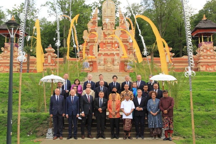 Menteri Kebudayaan Republik Indonesia, Fadli Zon meresmikan pembukaan Bali Indah Cultural Park atau miniatur taman budaya Bali di kawasan wisata Dolina Charlotty, Kota Słupsk, Polandia, Senin (16/6).