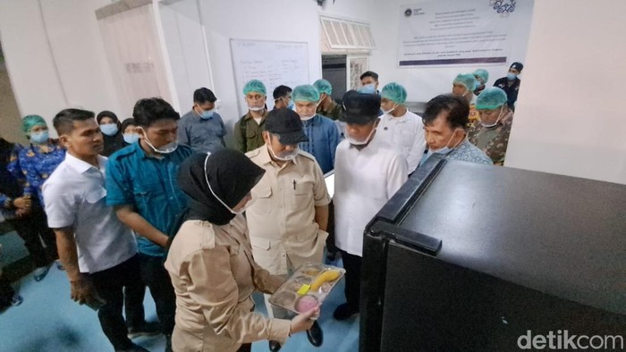Menteri PPN/Kepala Bappenas Rachmat Pambudy bersama Gubernur Sulsel di SPPG BGN Panakkukang I, Makassar, Selasa (17/6/2025).