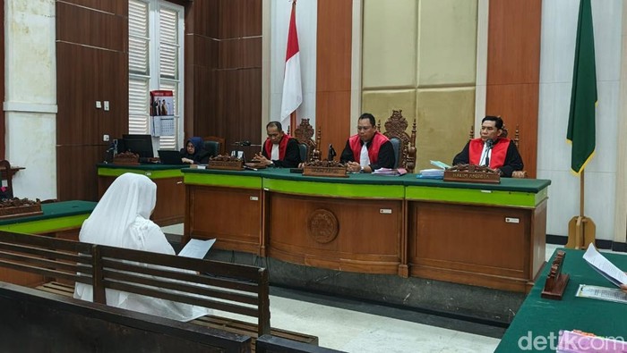 Mira Hayati membacakan nota pembelaan dalam sidang pledoi kasus skincare mengandung merkuri di PN Makassar. Andi Siti Nurfaisah/detikSulsel