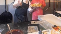 Rafathar juga terlihat menikmati momennya membuat pizza di sana.