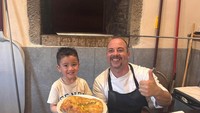 Tak lengkap rasanya bila di Italia tak belajar membuat pizza. Lihat nih senum Rayyanza alias Cipung dengan seloyang pizza.
